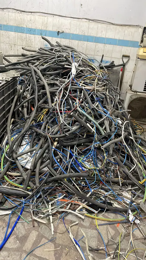 Ayrıştırma öncesi kalın enerji kabloları ile ince kumanda kablolarının birlikte bulunduğu karışık kablo hurdası yığını