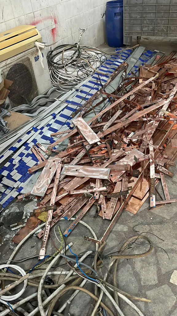 Zeminde ayrı ayrı gruplanmış bakır bara yığını ve mavi bantlı alüminyum profiller