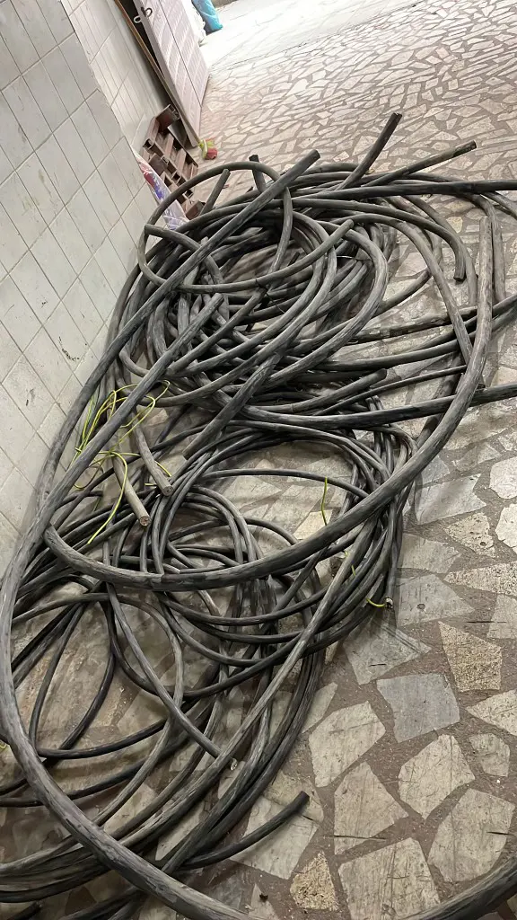 Kangal yapılmış, kalın kesitli siyah enerji kablosu hurdası